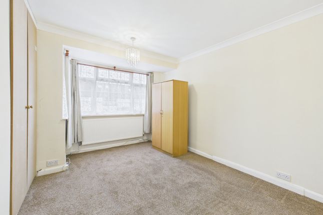 3, Ravensbourne Avenue, Staines-Upon-Thames photo 4