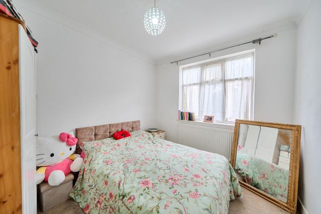 18, Canons Park Close, Edgware photo 4
