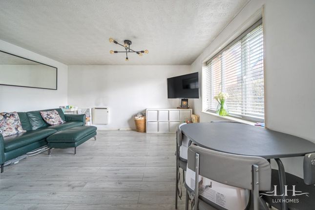 Flat 9, Trienna Court, Brentwood photo 2