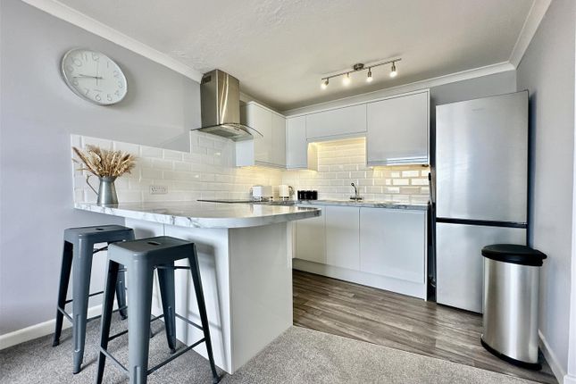4 Kelvin Court, Overgang Road, Brixham photo 4
