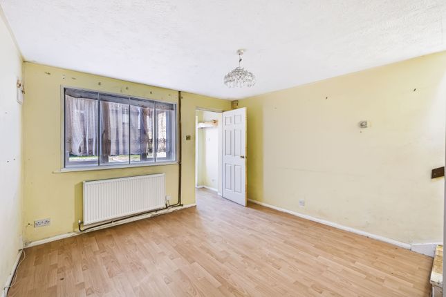 11, Parkhurst Grove, Horley photo 2