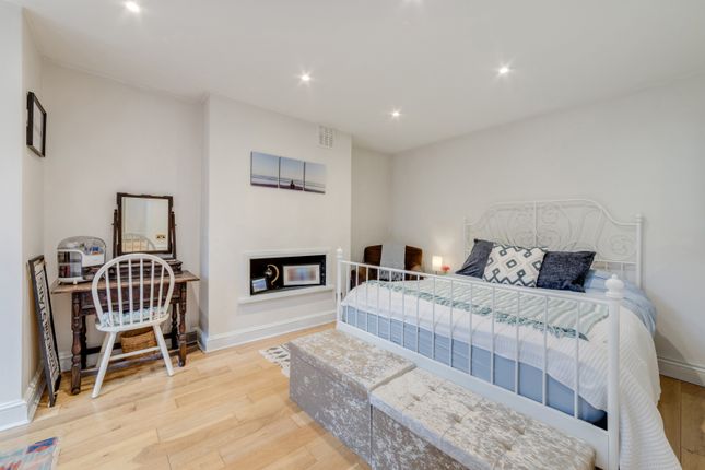 Flat for sale in Richmond Crescent, Barnsbury