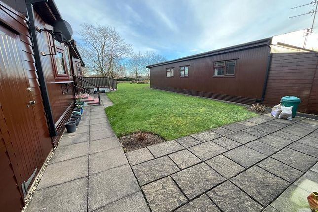Mobile/park home for sale in The Elms, Mulberry Way, Torksey, Lincoln
