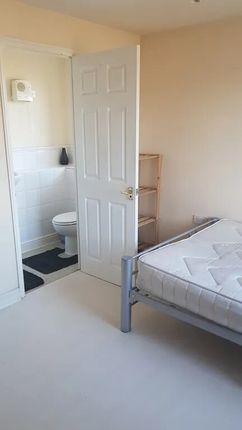 Flat to rent in Otter Close, Stratford, London