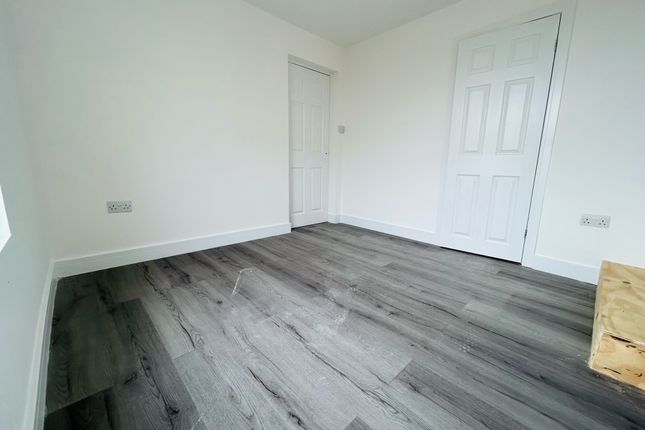 Flat 2, 2, HEANOR photo 3