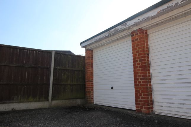 Parking/garage to rent in Fairlawns, Horley