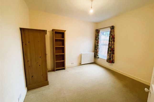 8, Suffolk Avenue, Shirley photo 4