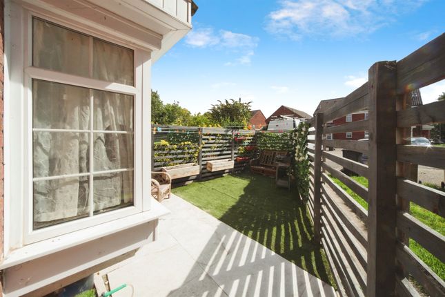34, Howard Close, Luton photo 2