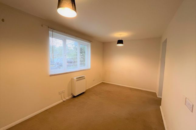 2, Stonefield Close, Swindon photo 2
