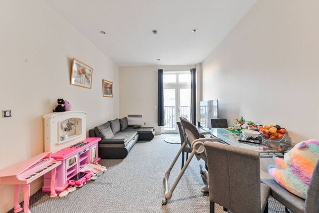 Flat for sale in The Quadrangle House, Maryland, Stratford, London