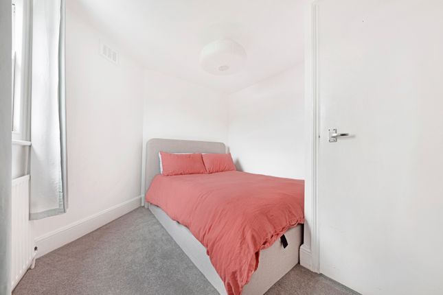 Flat to rent in Cross Street, Islington