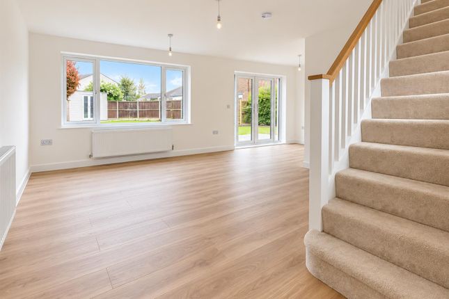 8, Bolingbroke Close, Chelmsford photo 2