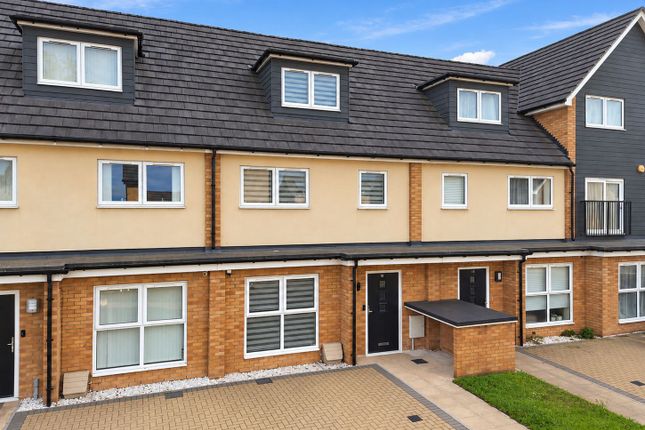 18 Sartoria Close, Grays photo 2