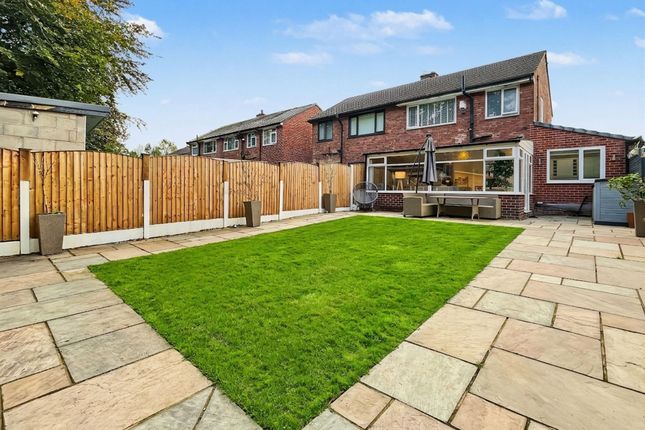 15 Stoneleigh Drive, Manchester photo 4