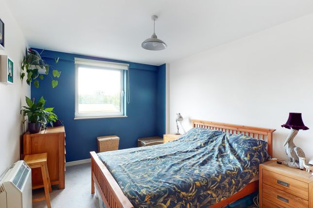 18 Lombard Road, London photo 3