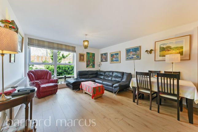 Flat for sale in Garratt Lane, London