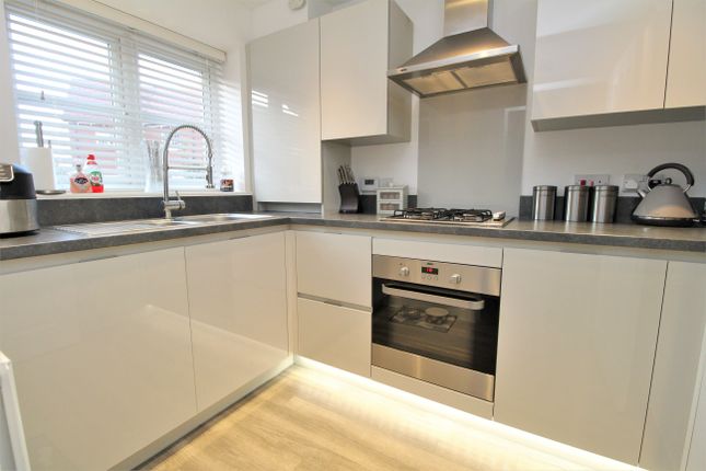 10, Oakhouse Close, Colchester photo 3