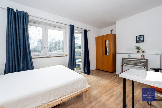 Flat 24 Kempe House,, Burbage Close, London photo 3