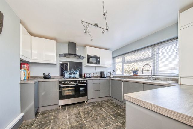 22, Ravensdale, CLACTON-ON-SEA photo 2