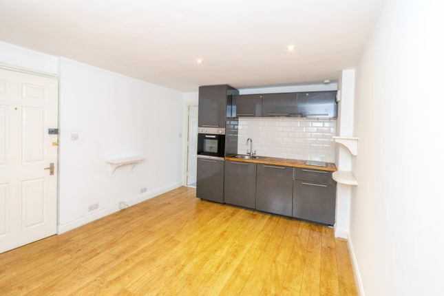 Flat 4/The Weirs 76-78, Chesil Street, Winchester photo 2