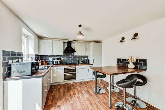 8, Shearwood Road, Swindon photo 4