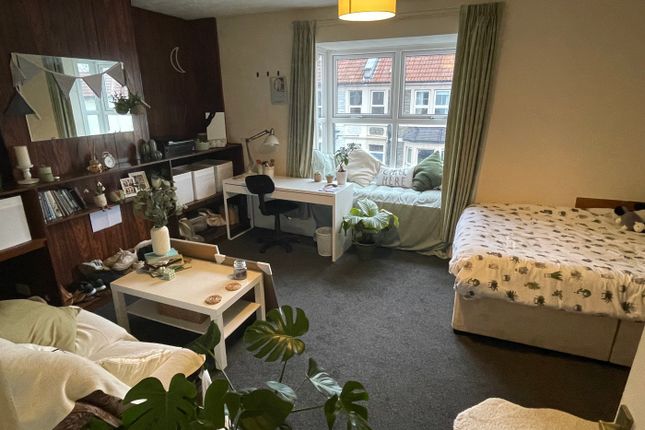 A Spacious And Inviting Large Double Bedroom Featu...