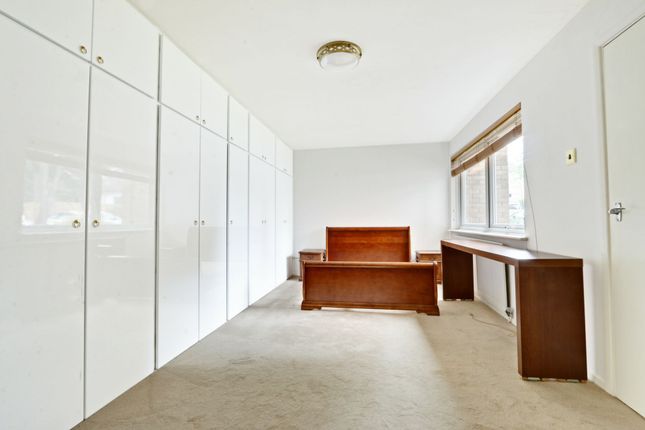 Flat for sale in Lucerne Close, Palmers Green