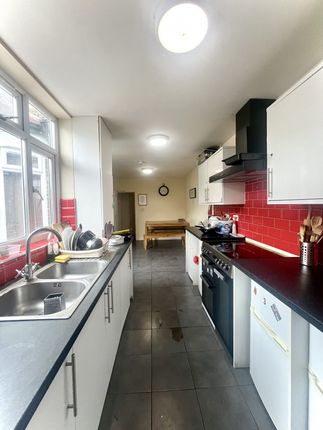 Room to rent in Hedge Lane, London