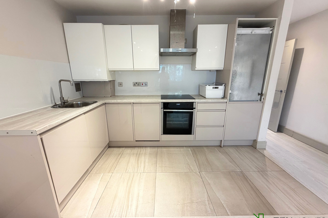 Flat 6, 2 Hillcrest Gardens, Esher photo 3