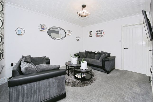 8, Monks Close, Peterborough photo 4