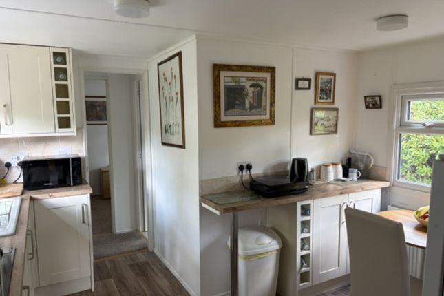 47 Fangrove Park, Lyne, CHERTSEY photo 2