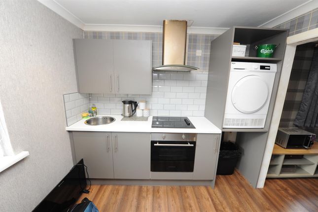 Flat 1, 1, Santa Monica Grove, Bradford photo 3