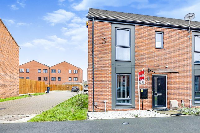 Thumbnail Town house for sale in Pescall Boulevard, Leicester