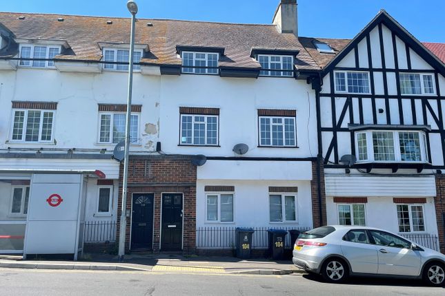 Thumbnail Flat for sale in Gilders Road, Chessington