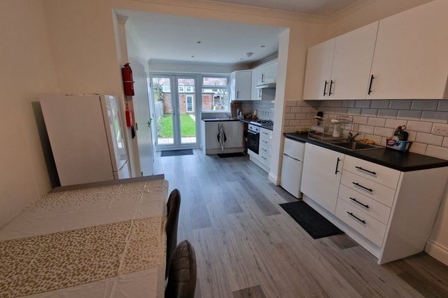 27 Ground Floor Rear, Beaufort Avenue, Harrow photo 4