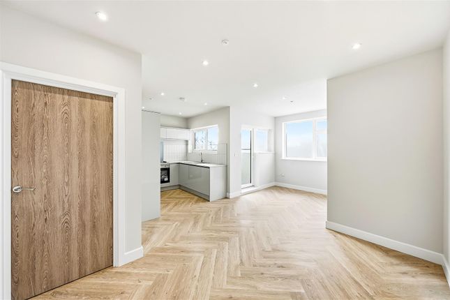 Flat 26, 39 Pemberton Court, Portelet Road, London photo 3