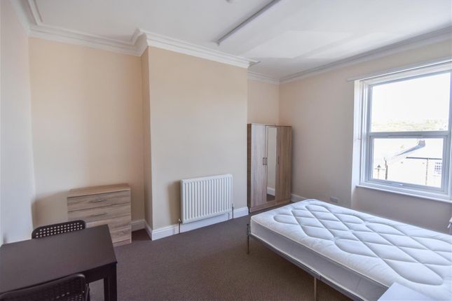 Thumbnail Room to rent in Commercial Street, Shipley