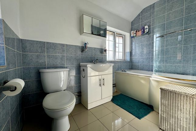 71, Worthing photo 3