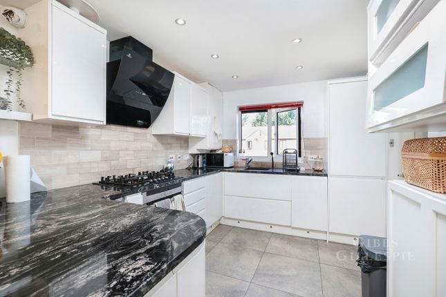 6, Kent Close, Uxbridge photo 4