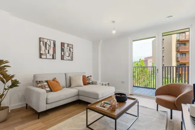 05, Royal Gateway, London, W3, Acton photo 3