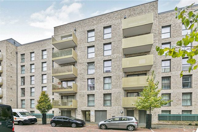 Thumbnail Flat for sale in Selbourne Avenue, Hounslow