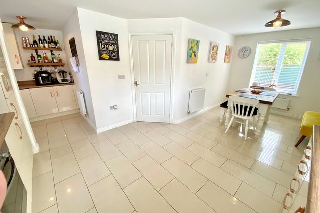 24, Owen Close, Fareham photo 4
