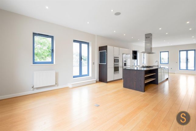 Flat for sale in The Penthouse, Massey House, Tring