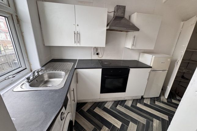 18, Compton Crescent, Leeds photo 2