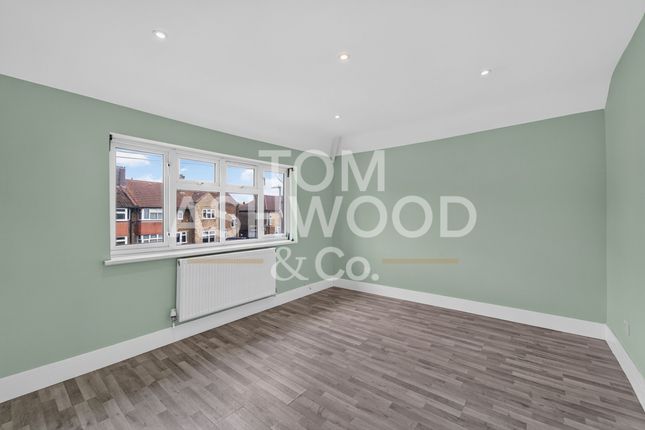 33, Julia Gardens, Barking photo 4