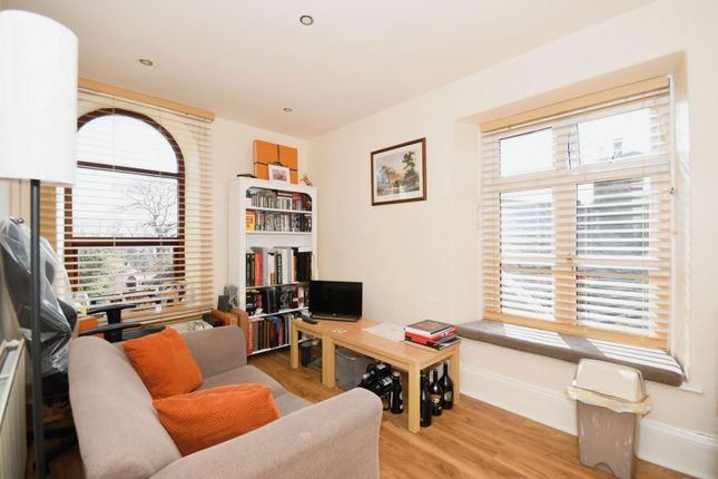 Flat 2 - Living 01.Jpg