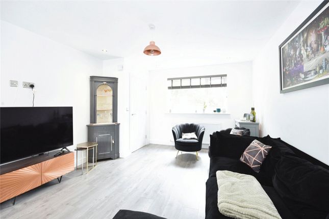 2C Bakehurst Gardens,, Jubilee Gardens, High Peak photo 3
