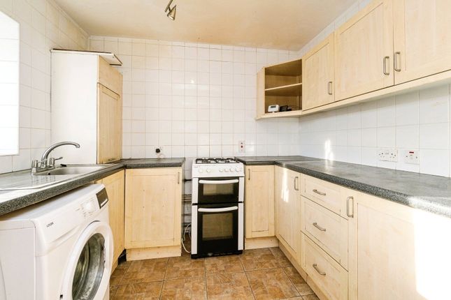 20 Cobdens,, Limes Avenue, Essex photo 3