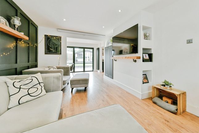 27, Peartree Way, Hertfordshire photo 2