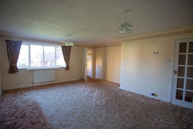 7, Robins Court, Chard photo 3
